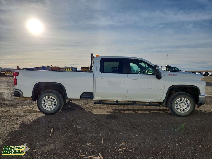 2022-chevrolet-silverado-3500hd-image-25