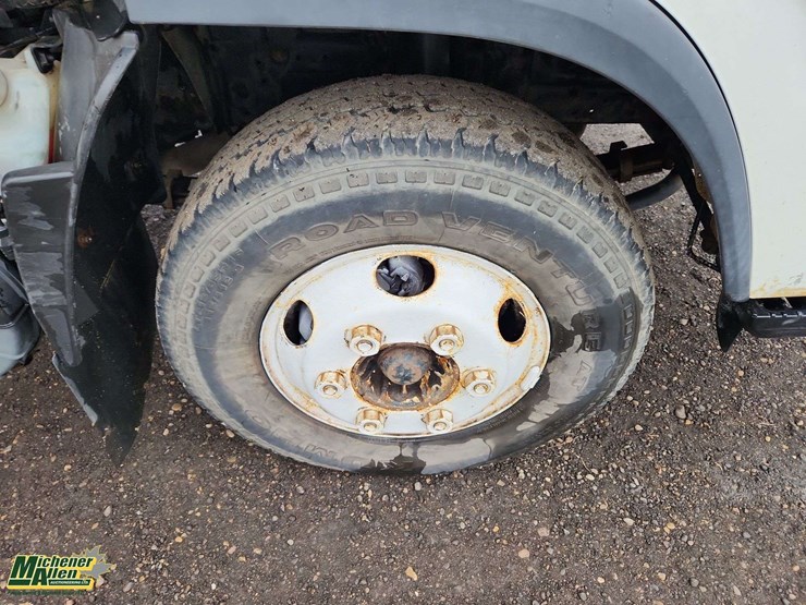 2009-isuzu-npr-image-26