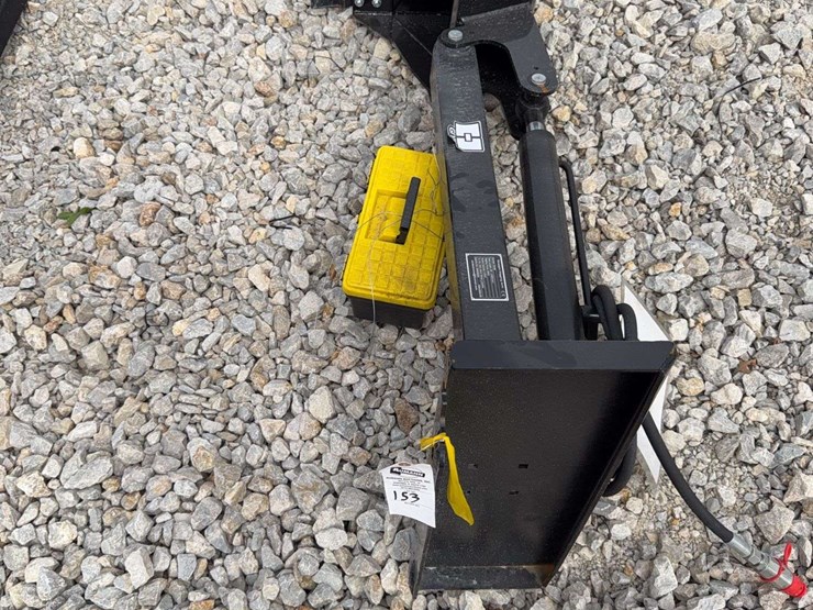 mini-skid-steer-straight-digging-arm-image-2