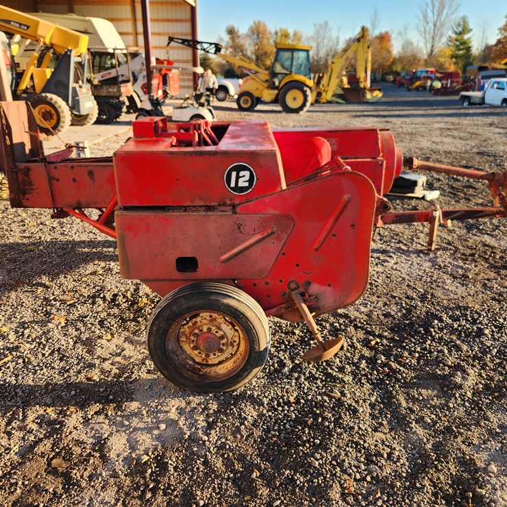 MASSEY-FERGUSON 12