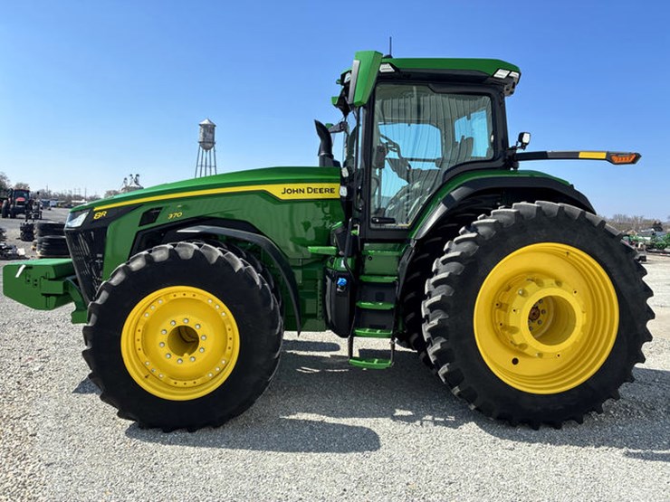 2023-john-deere-8r-370-image-8