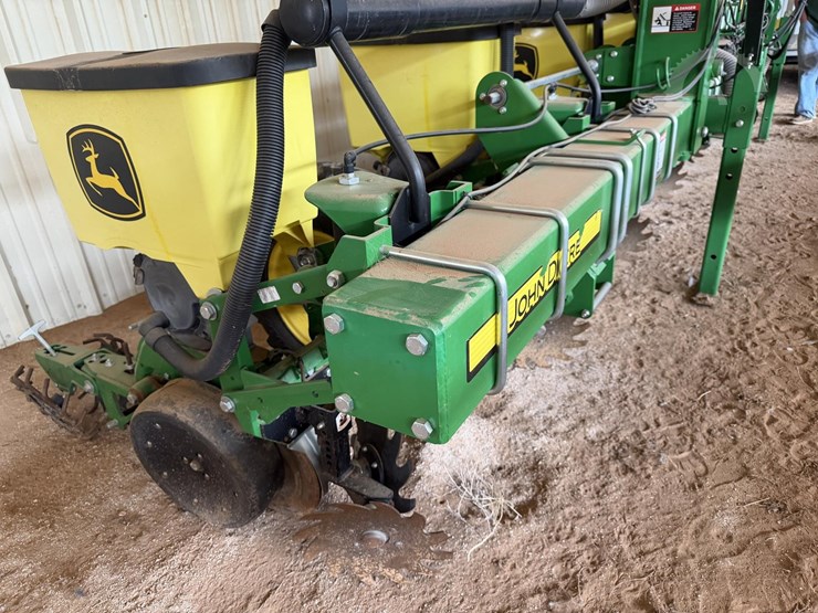 2021-john-deere-1725-image-26