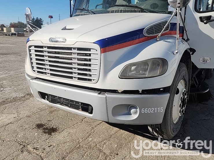 2016-freightliner-m2-106-image-45
