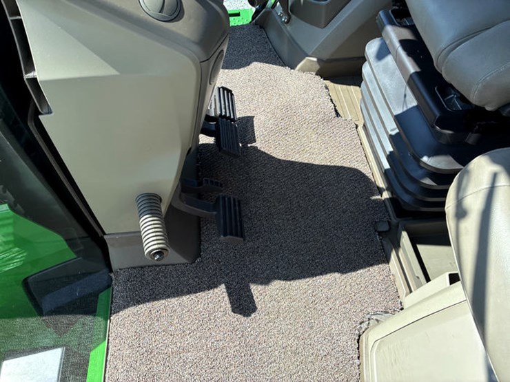2023-john-deere-8r-370-image-74