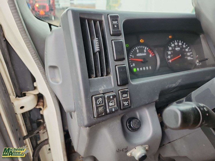 2009-isuzu-npr-image-18