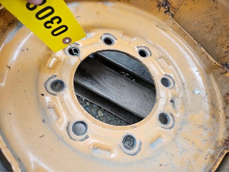 #3084-•-(3)-12-16.5tires-image-12