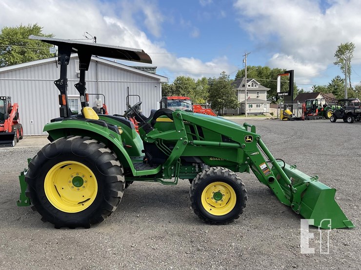 2015-john-deere-4044m-image-7