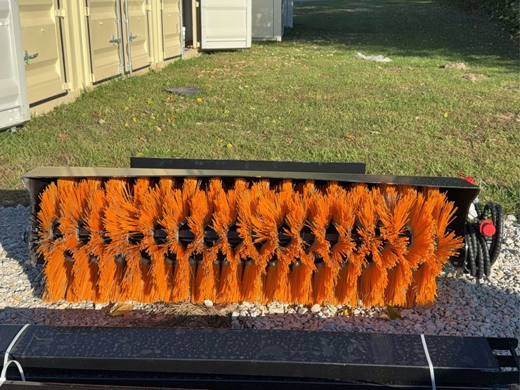 giyi-hydraulic-skid-steer-sweeper-image-1