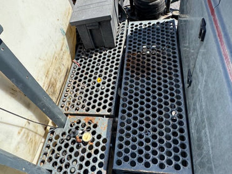 2011-hagie-sts10-image-37