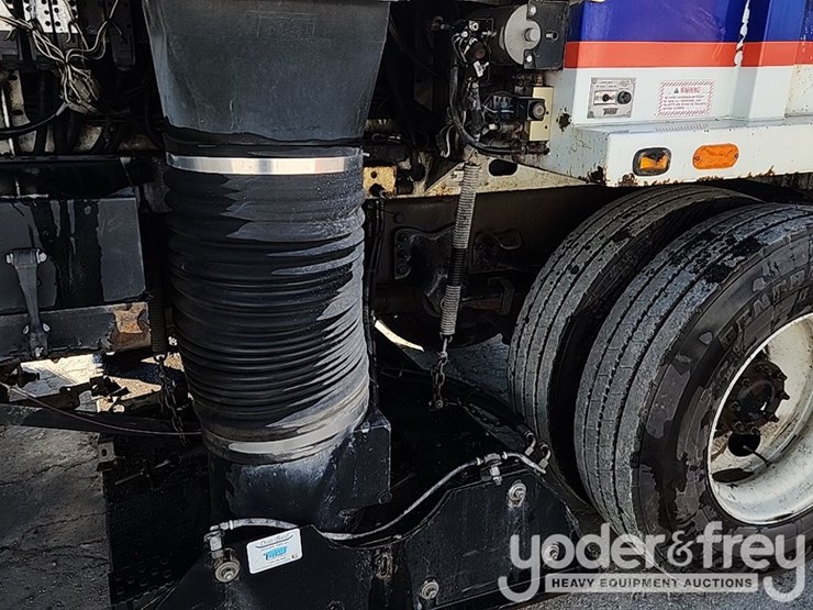 2016-freightliner-m2-106-image-25