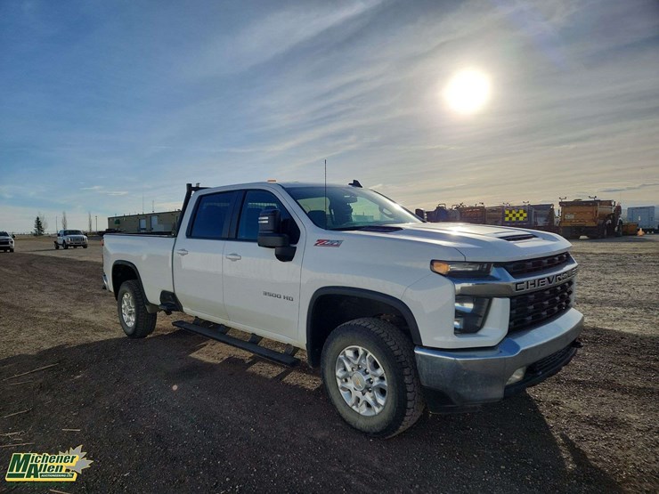2022-chevrolet-silverado-3500hd-image-2