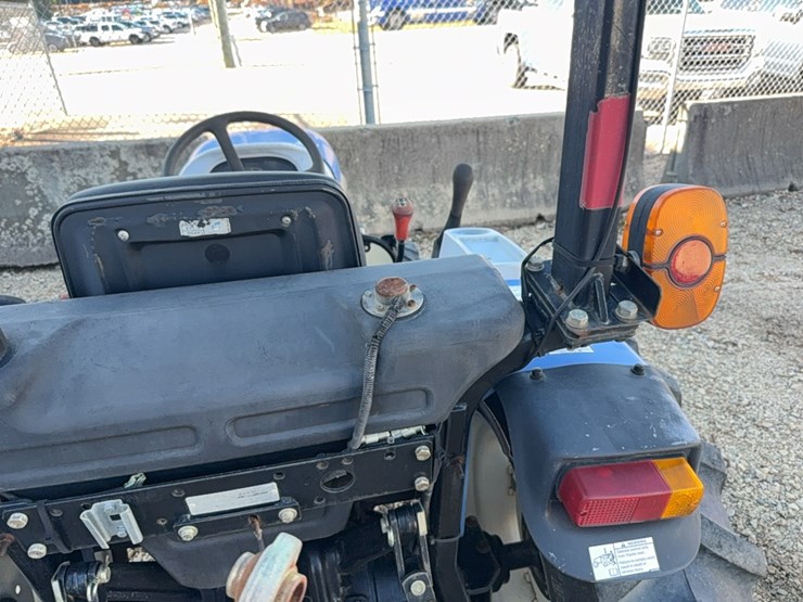 new-holland-boomer-30-image-37