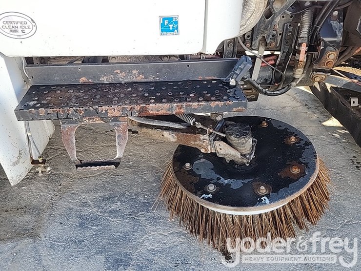 2016-freightliner-m2-106-image-15