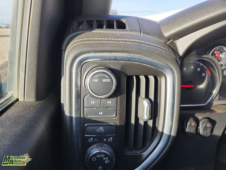 2021-chevrolet-silverado-2500hd-image-12