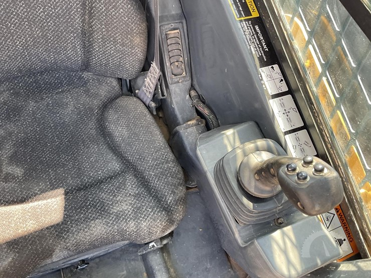 2015-deere-323e-image-28