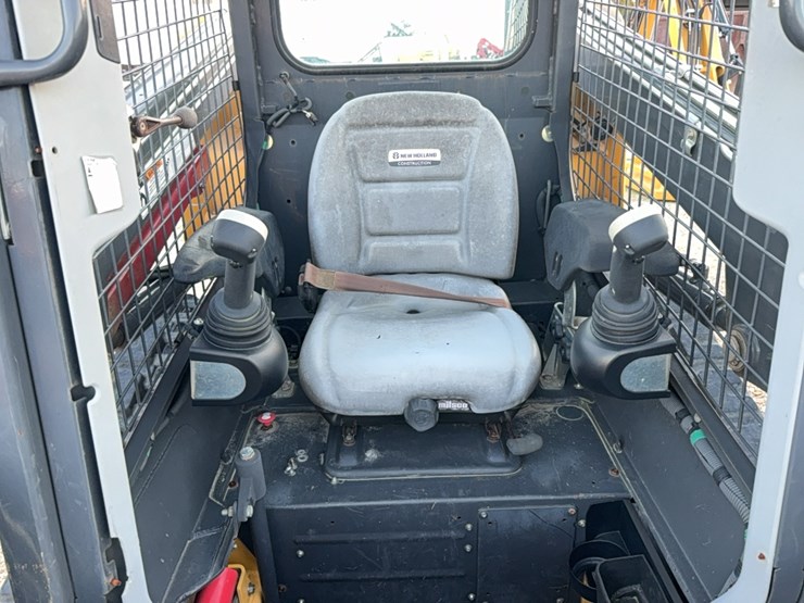 new-holland-c227-image-11