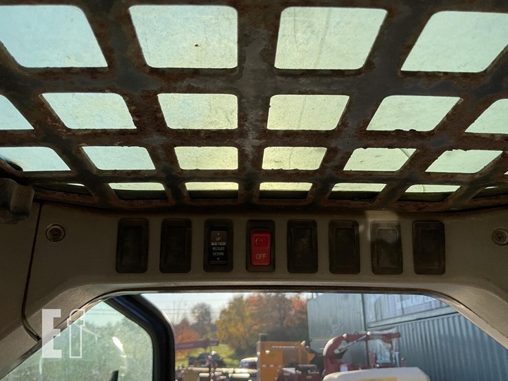 2005-bobcat-t300-image-18