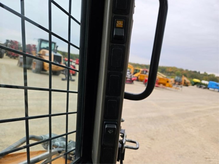 #3068-•-case-sr280-skid-loader-image-28