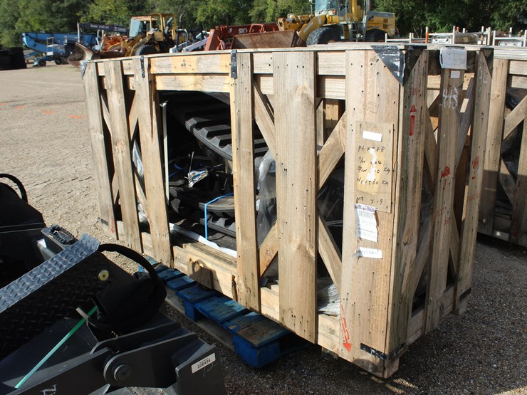 #3456-•-box-of-92.0-x-28.00-52.0-rubber-tracks-image-2