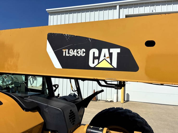 2015-caterpillar-tl943c-image-32