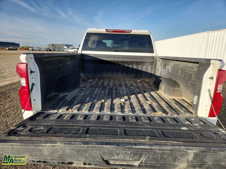 2021-chevrolet-silverado-2500hd-image-23