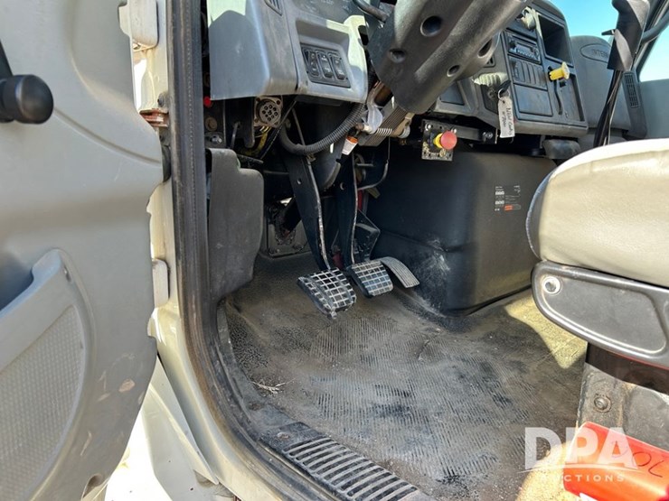 2005-ihc-4400-dry-tender-truck-(cp1274,-unit-ag706)-image-40