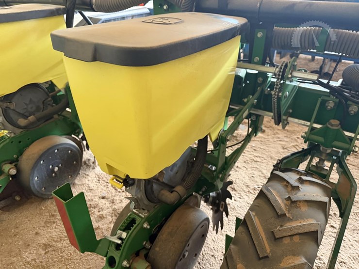 2021-john-deere-1725-image-21