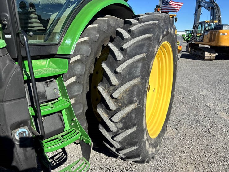 2015-john-deere-8295r-image-25