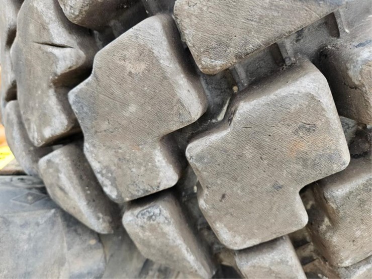 #3084-•-(3)-12-16.5tires-image-6