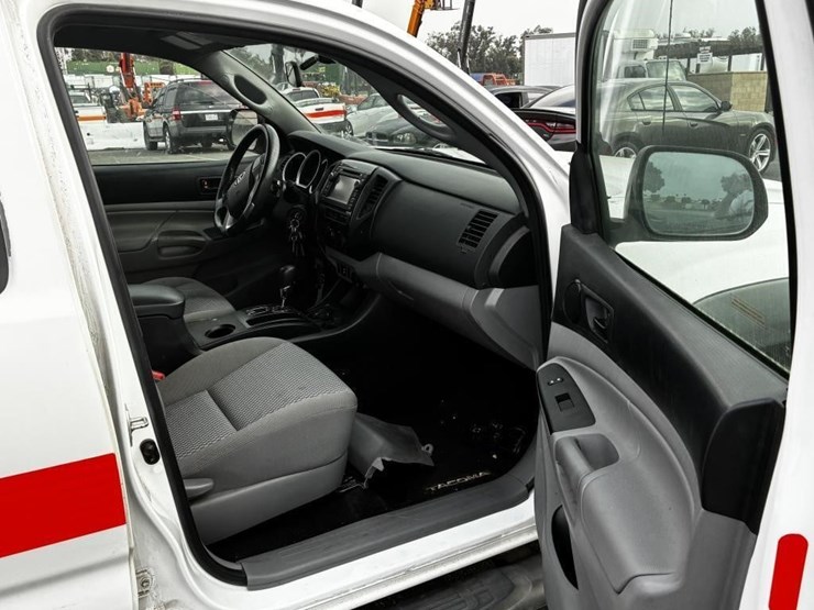 2013-toyota-tacoma-image-8