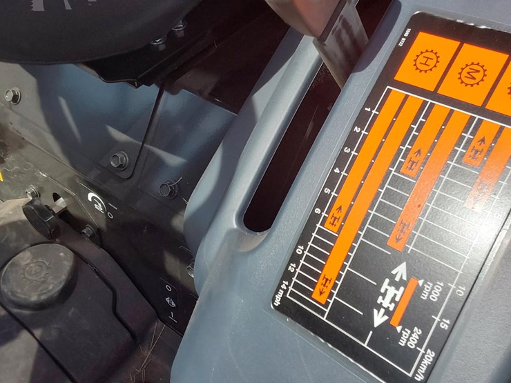 2023-mahindra-1635-hst-image-17