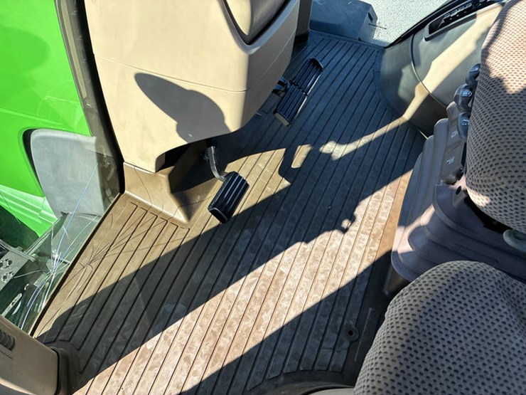 2015-john-deere-8295r-image-44