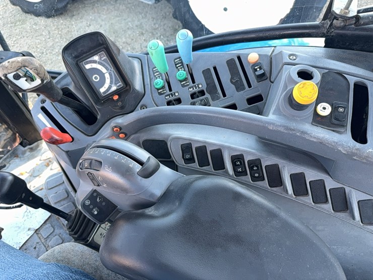 new-holland-t6070-image-66