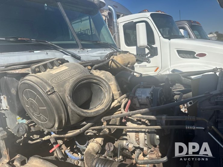 2002-freightliner-van-truck-(pz14145,-unit-28084)-image-6