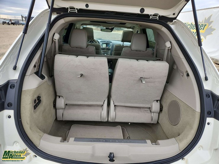 2012-lincoln-mkt-image-26