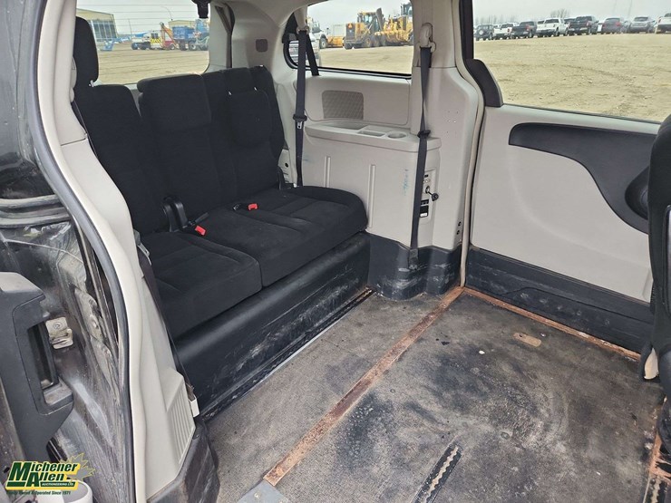 2016-dodge-grand-caravan-crew-image-21