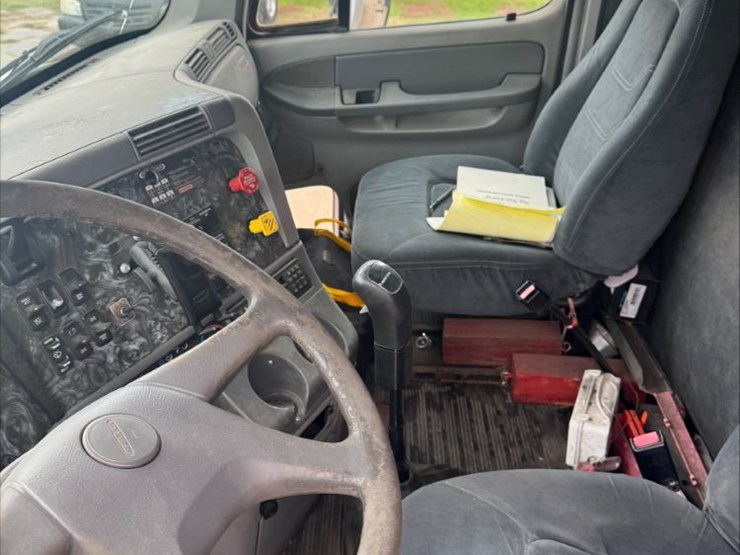 2002-freightliner-van-truck-(pz14145,-unit-28084)-image-8