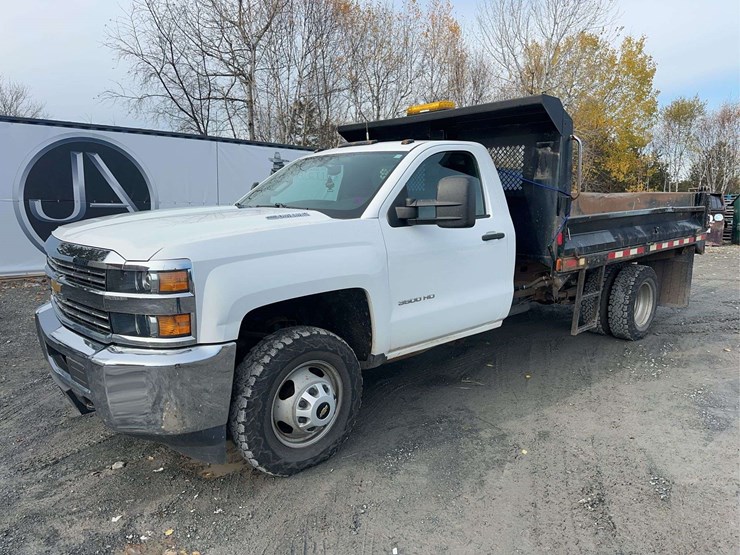 2015-chevrolet-3500hd-image-1