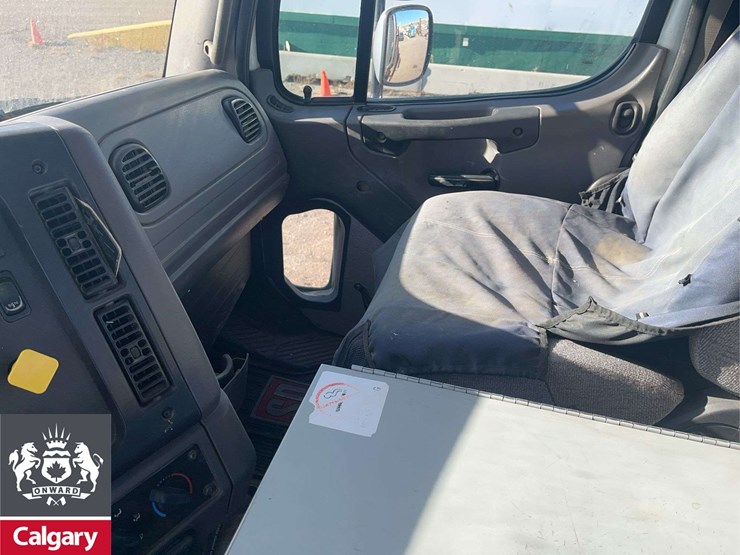 2016-freightliner-114sd-image-15