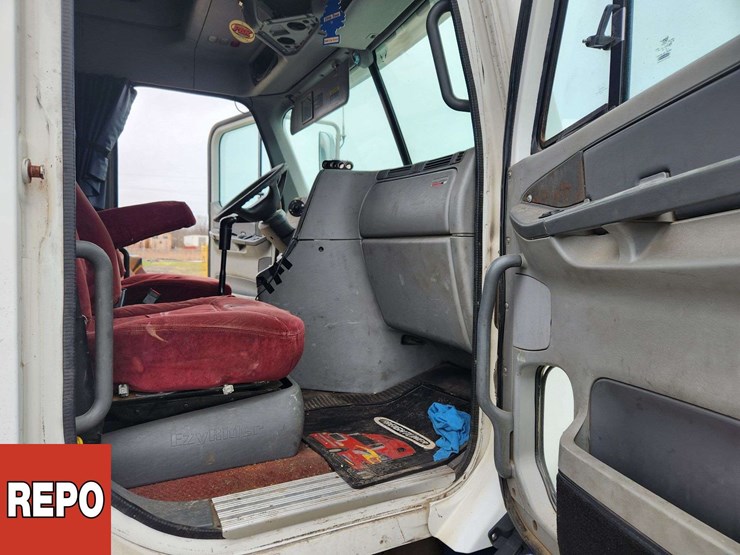 2002-freightliner-columbia-120-image-37