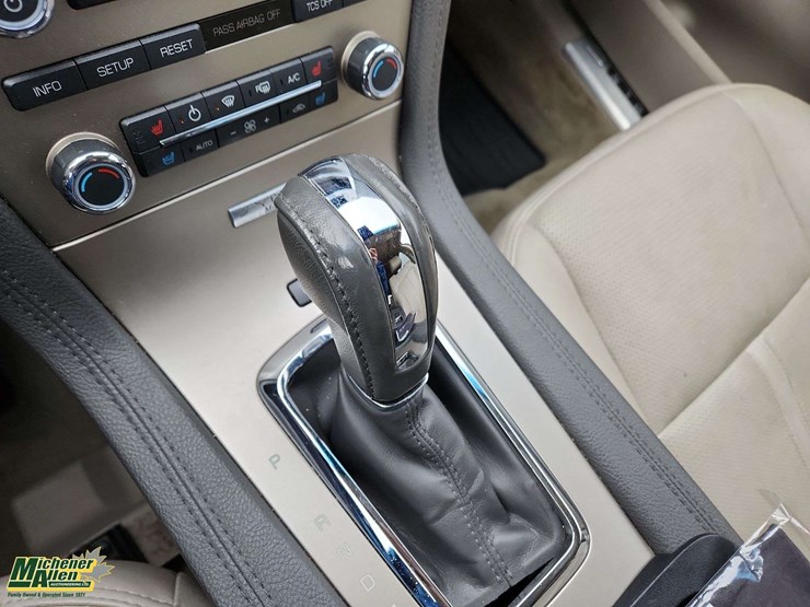 2012-lincoln-mkt-image-10