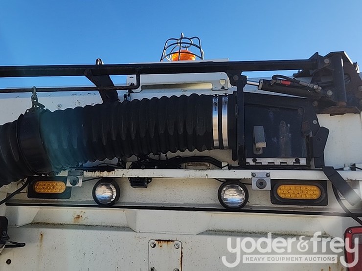 2016-freightliner-m2-106-image-30