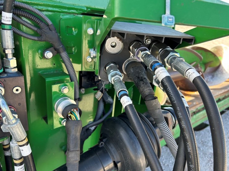 2021-john-deere-c18f-image-11