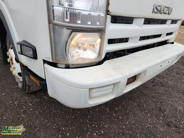 2009-isuzu-npr-image-30