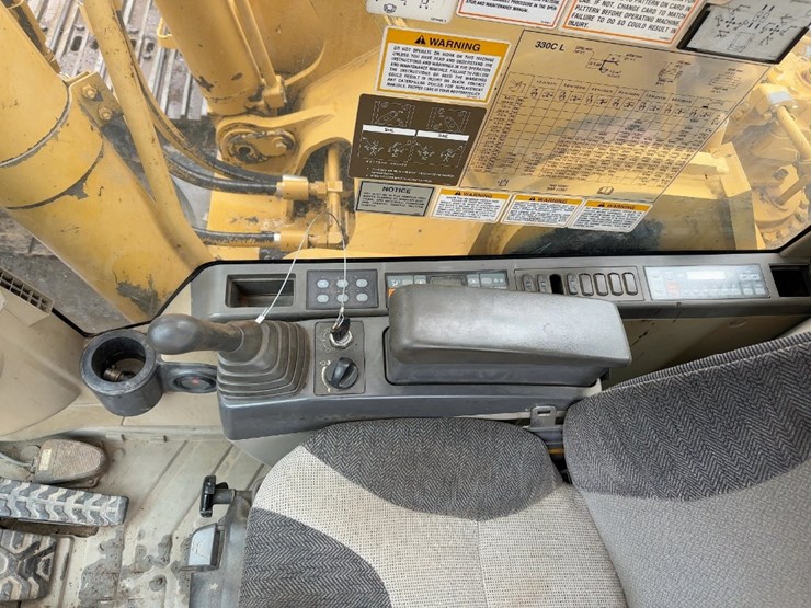 2004-caterpillar-330cl-hydraulic-excavator-image-37