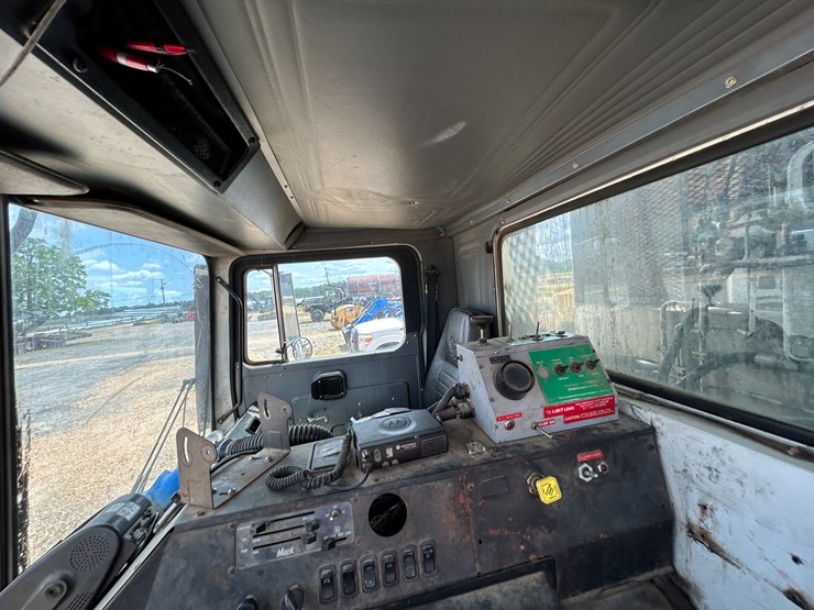 #9394-•-2007-mack-mr-mr600s-t/a-daycab-garbage-truck-vin:-1m2k189c07m036142-image-44