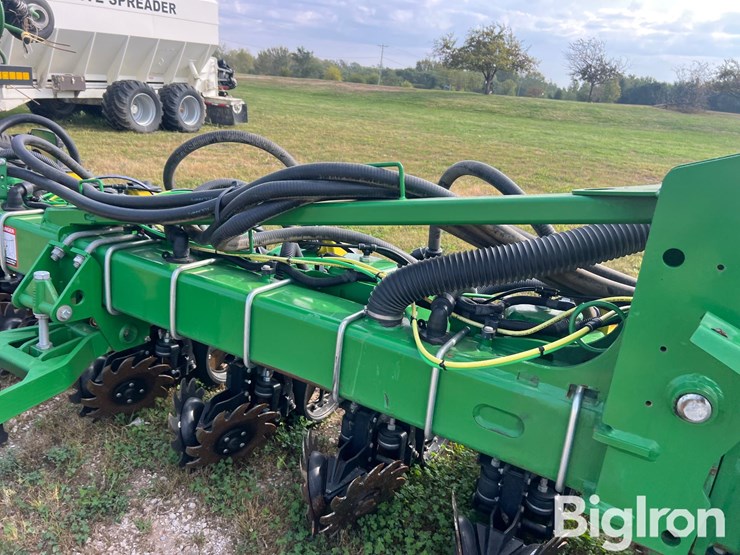 2019-john-deere-1725-image-15