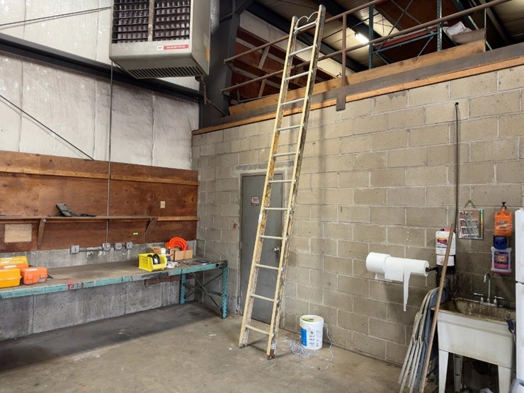 14'-fiberglass-ladder-image-1