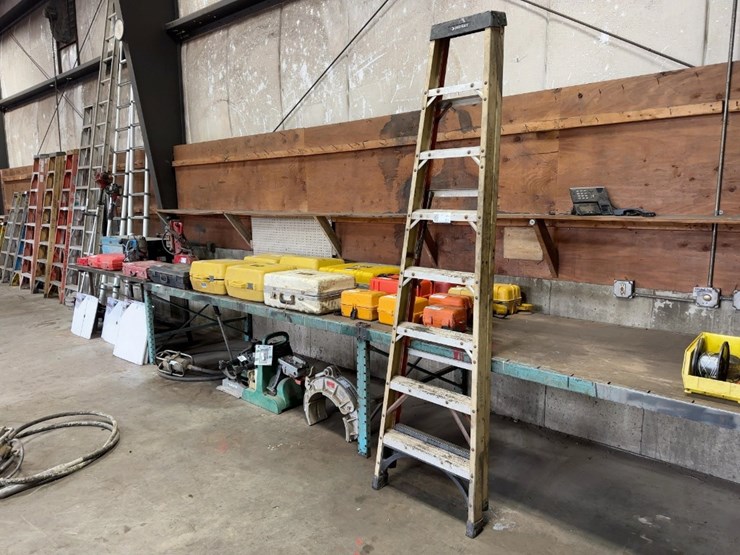 husky-8'-fiberglass-step-ladder-image-1