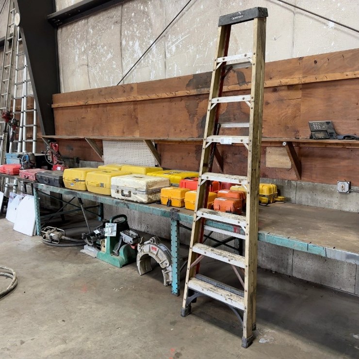 HUSKY 8' FIBERGLASS STEP LADDER